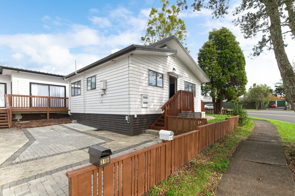 31C Lynwood Road, New Lynn, Auckland - Carousel 1