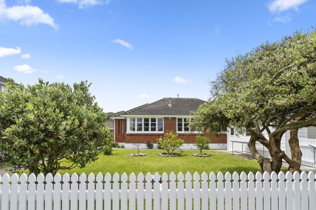352 Oxford Terrace, Avalon, Lower Hutt - Carousel 1