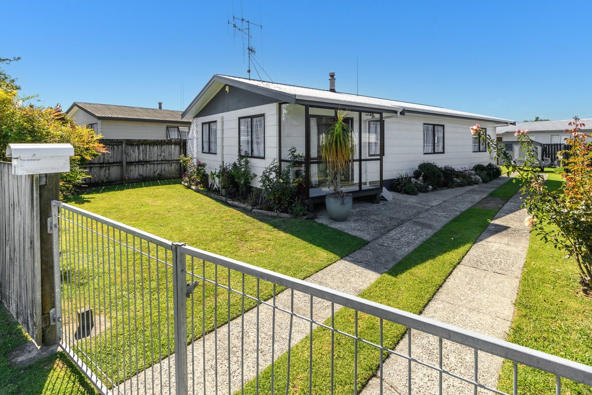 2 College Place, Poike, Tauranga - Carousel 1