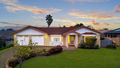 21 Lothian Brae, Wattle Downs, Auckland - Carousel 1