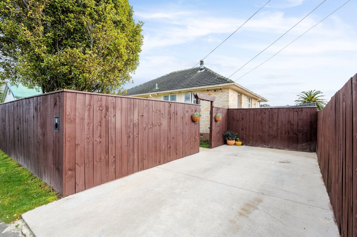 1 Denz Street, Maeroa, Hamilton - Carousel 2