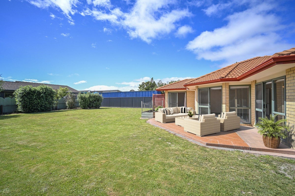 17 Amanda Place, Mayfair, Hastings - Carousel 2