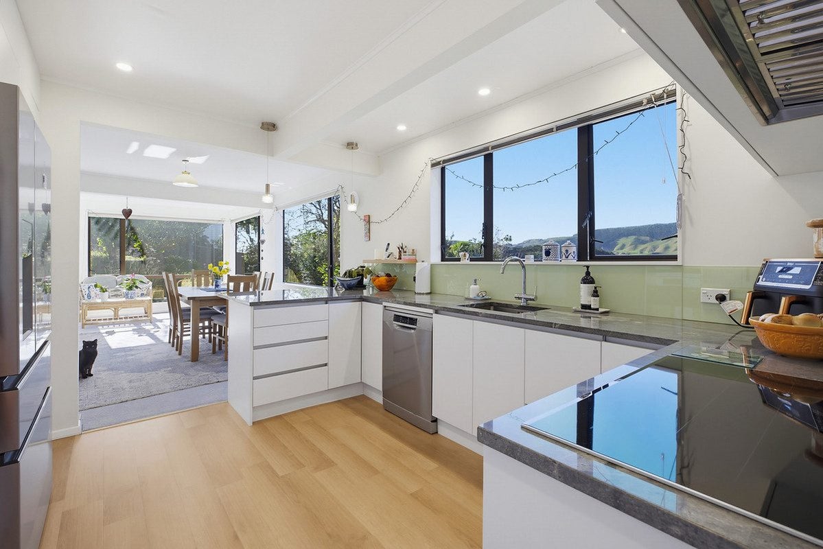 22 Sunrise Blvd, Tawa, Wellington - Carousel 2