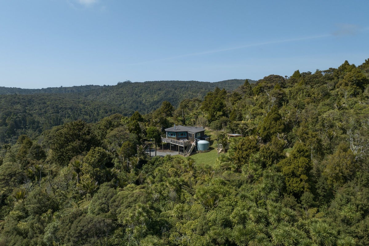 86 Anawhata Road, New Lynn - Carousel 1