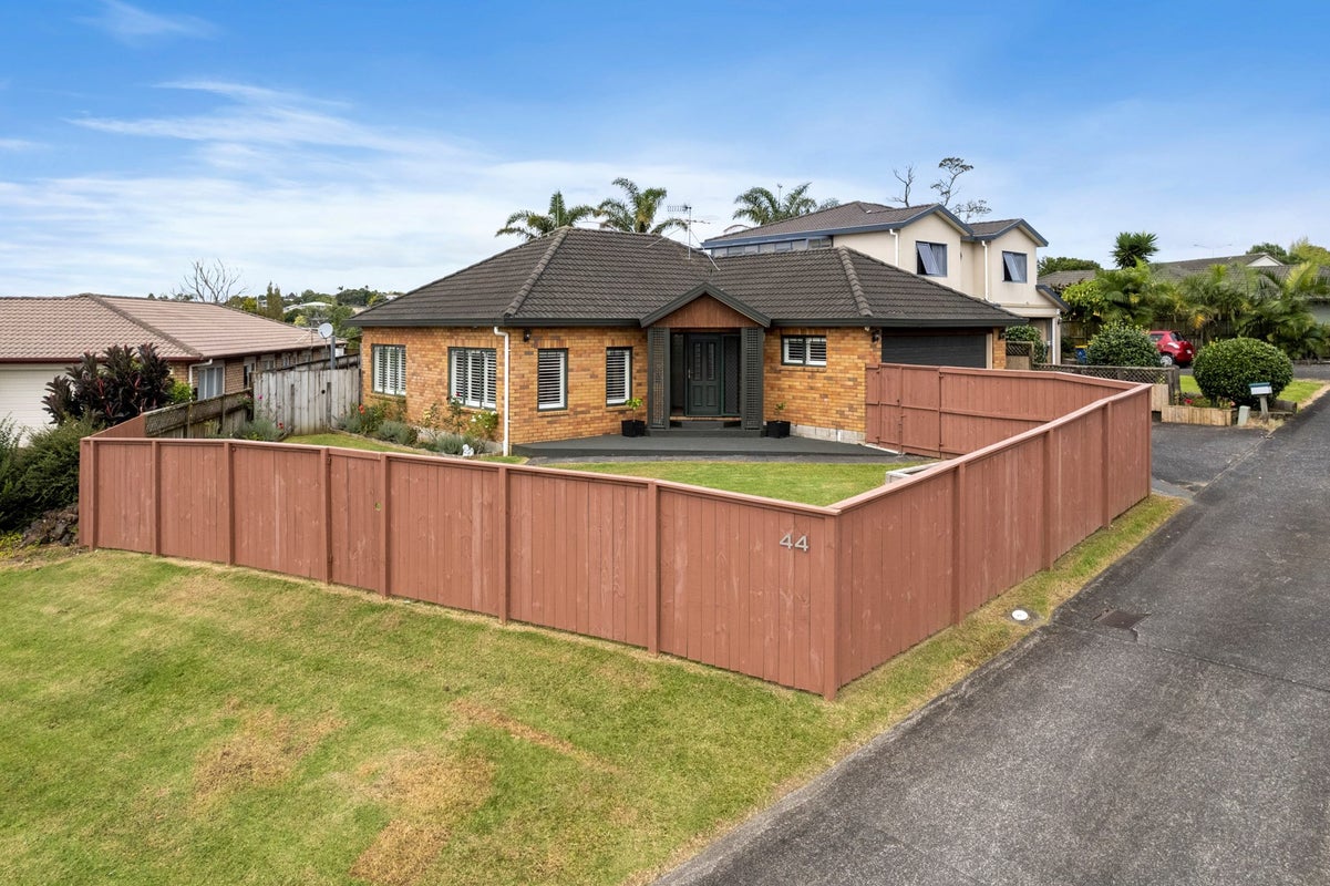 44 Ruze Vida Drive, Massey, Auckland - Carousel 1