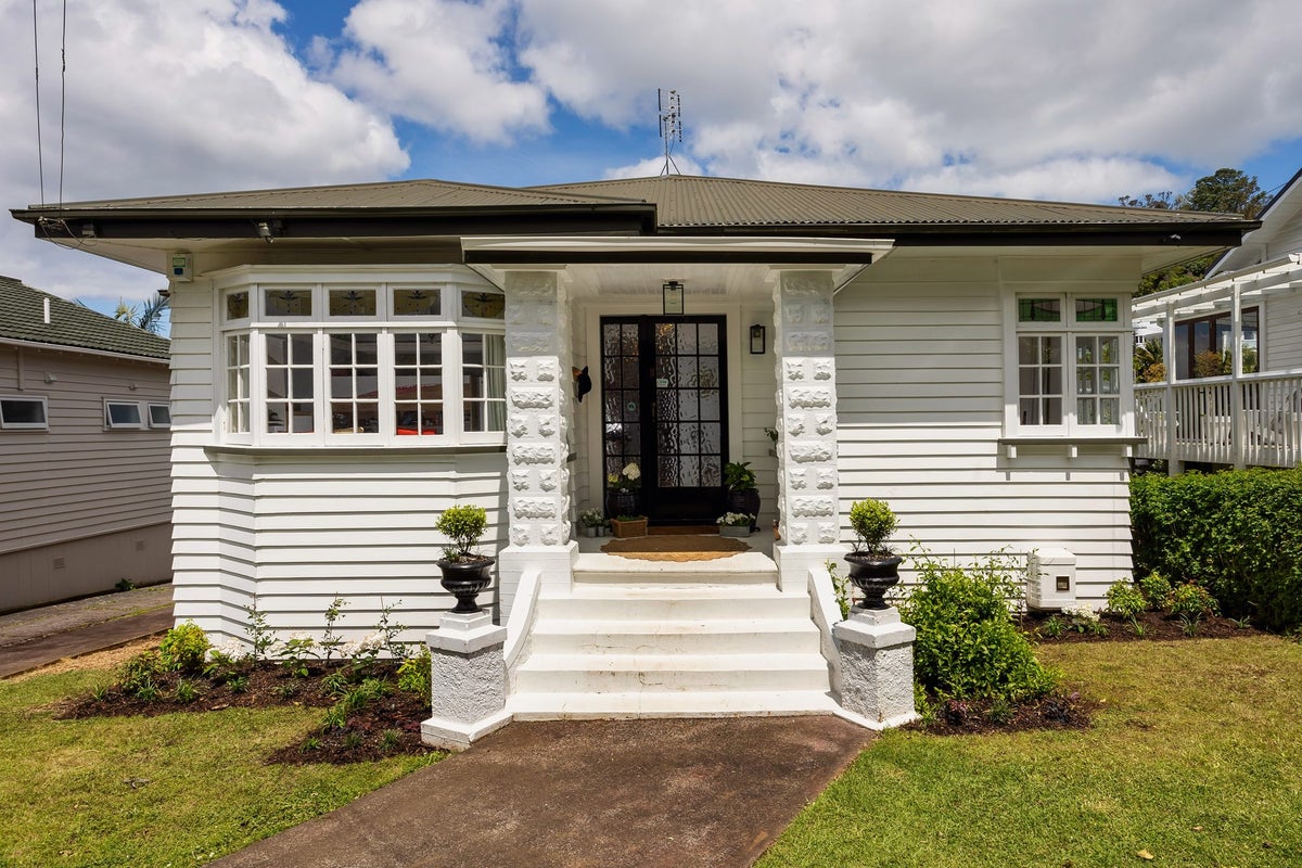 4 Summit Drive, Mount Albert, Auckland - Carousel 1