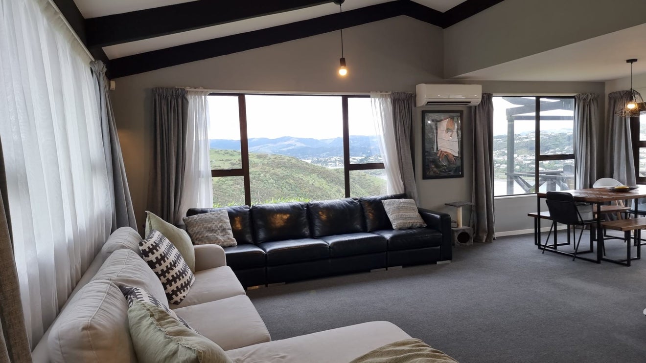 4 Crown Hill, Titahi Bay, Porirua - Carousel 2