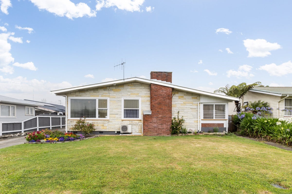 14 Magdalen Crescent, Pirimai, Napier - Carousel 1