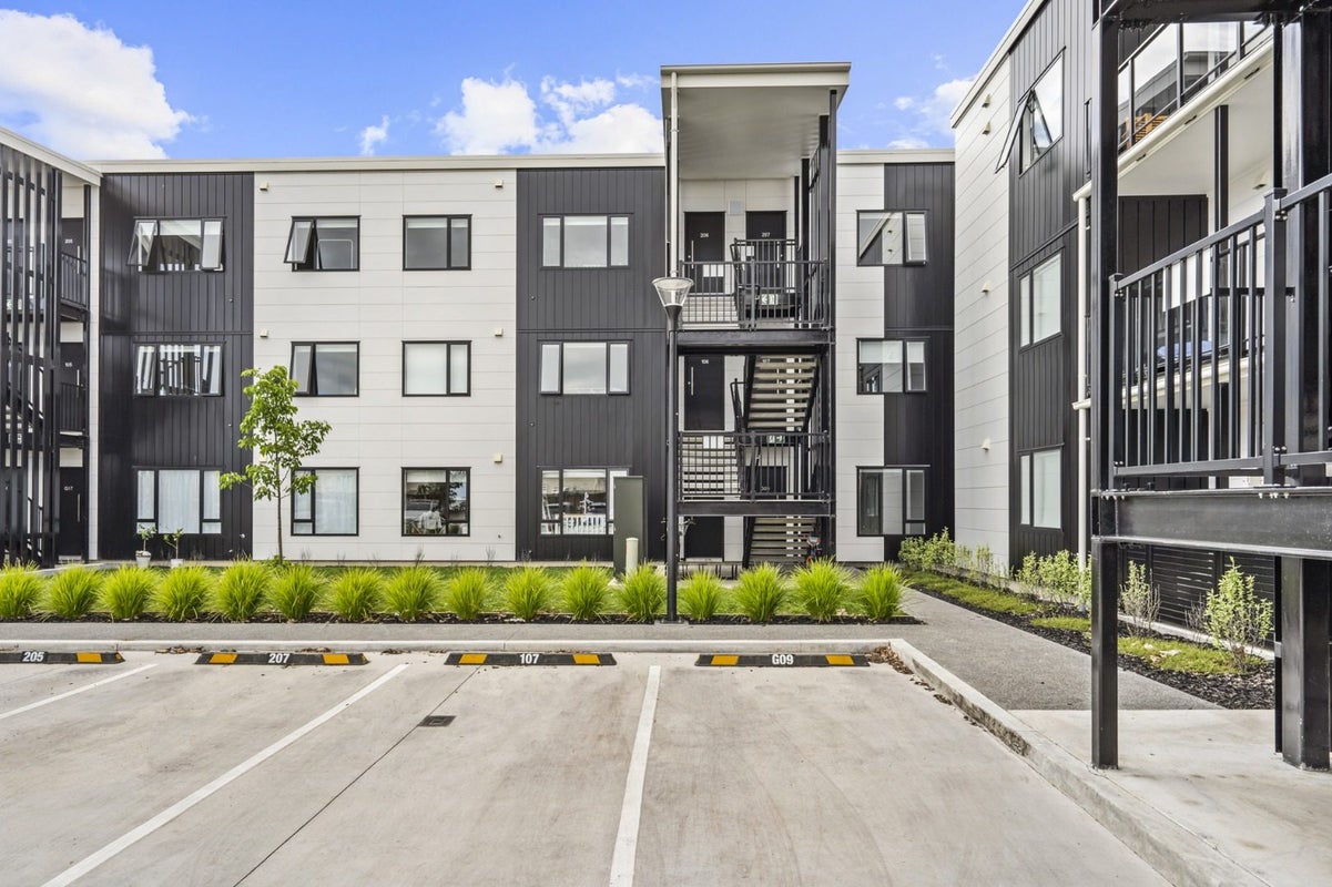 102/17 Vialou Street, Hamilton Central, Hamilton - Carousel 1
