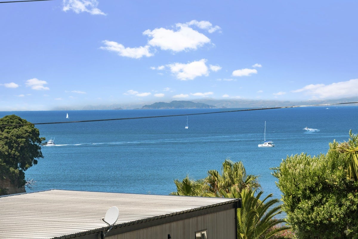 1042 Whangaparaoa Road, Tindalls Beach, Whangaparaoa - Carousel 1