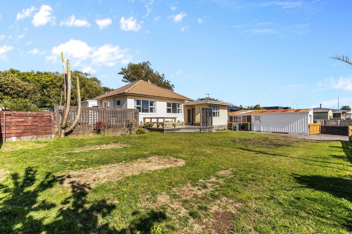 205 South Road, Spotswood, New Plymouth - Carousel 1