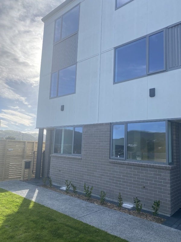 1 Ara Paiwhenua, Tawa, Wellington - Carousel 1