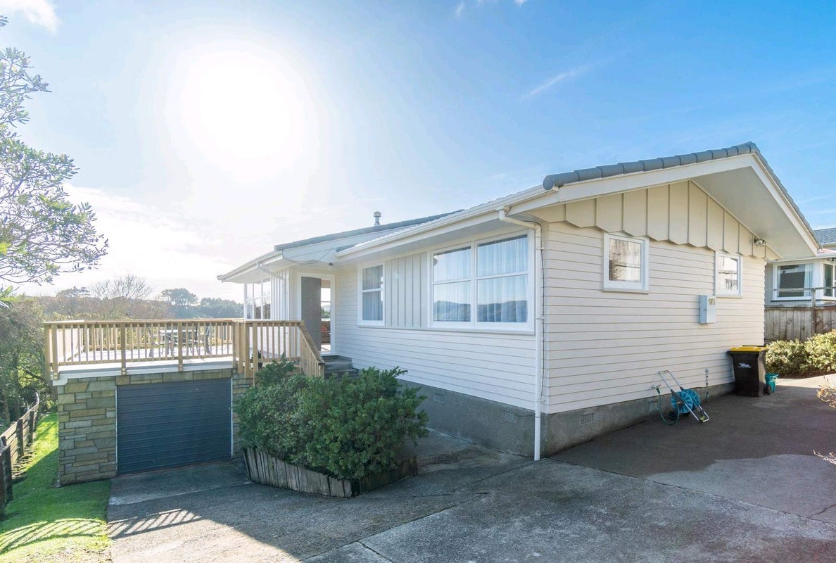 7 Beverley Grove, Paparangi, Wellington - Carousel 1
