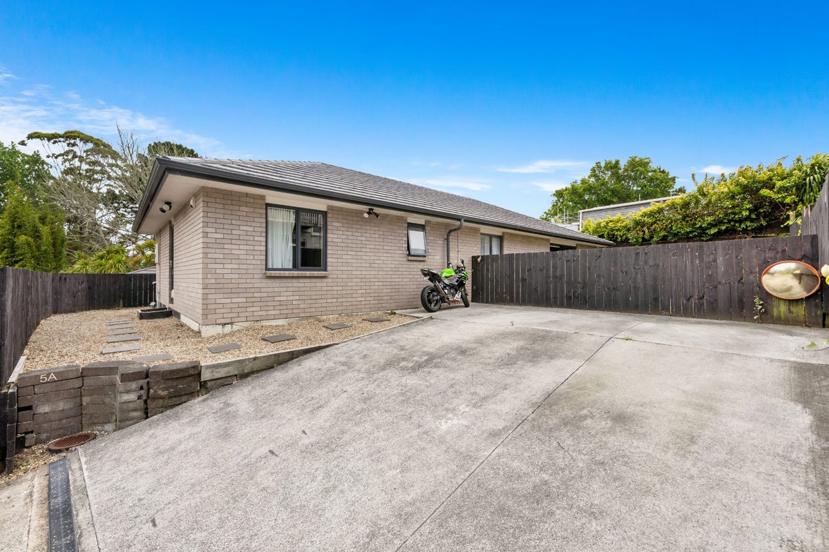 5A Nielsen Place, Massey, Auckland - Carousel 1