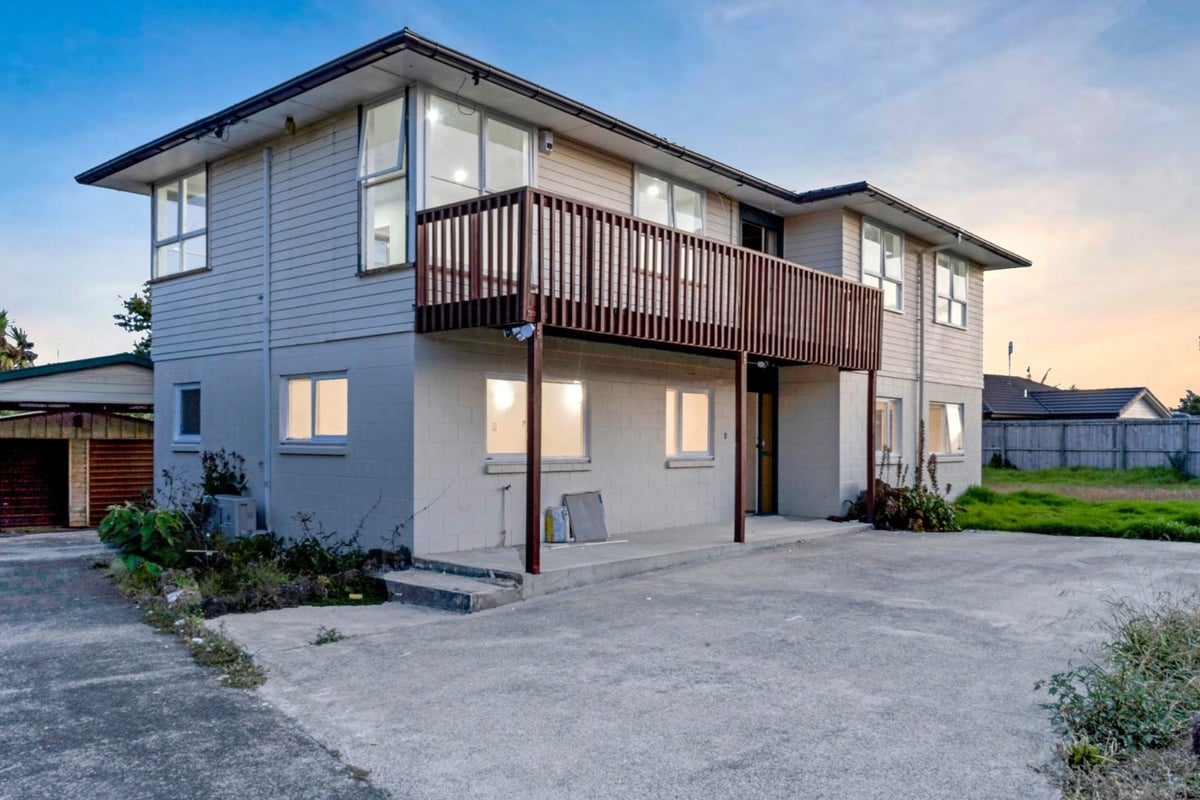 15 Burbridge Road, Favona, Auckland - Carousel 1