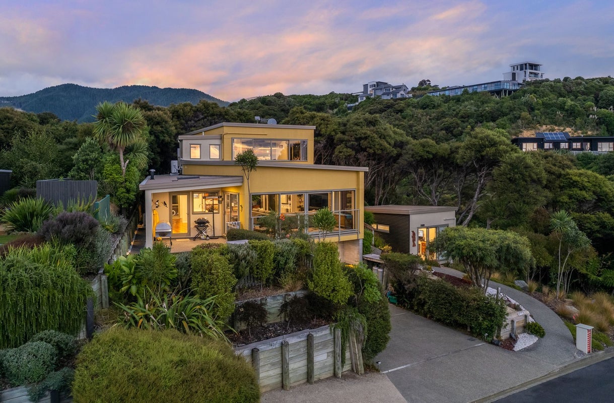 2 Ocean Vista Lane, Paraparaumu - Carousel 1