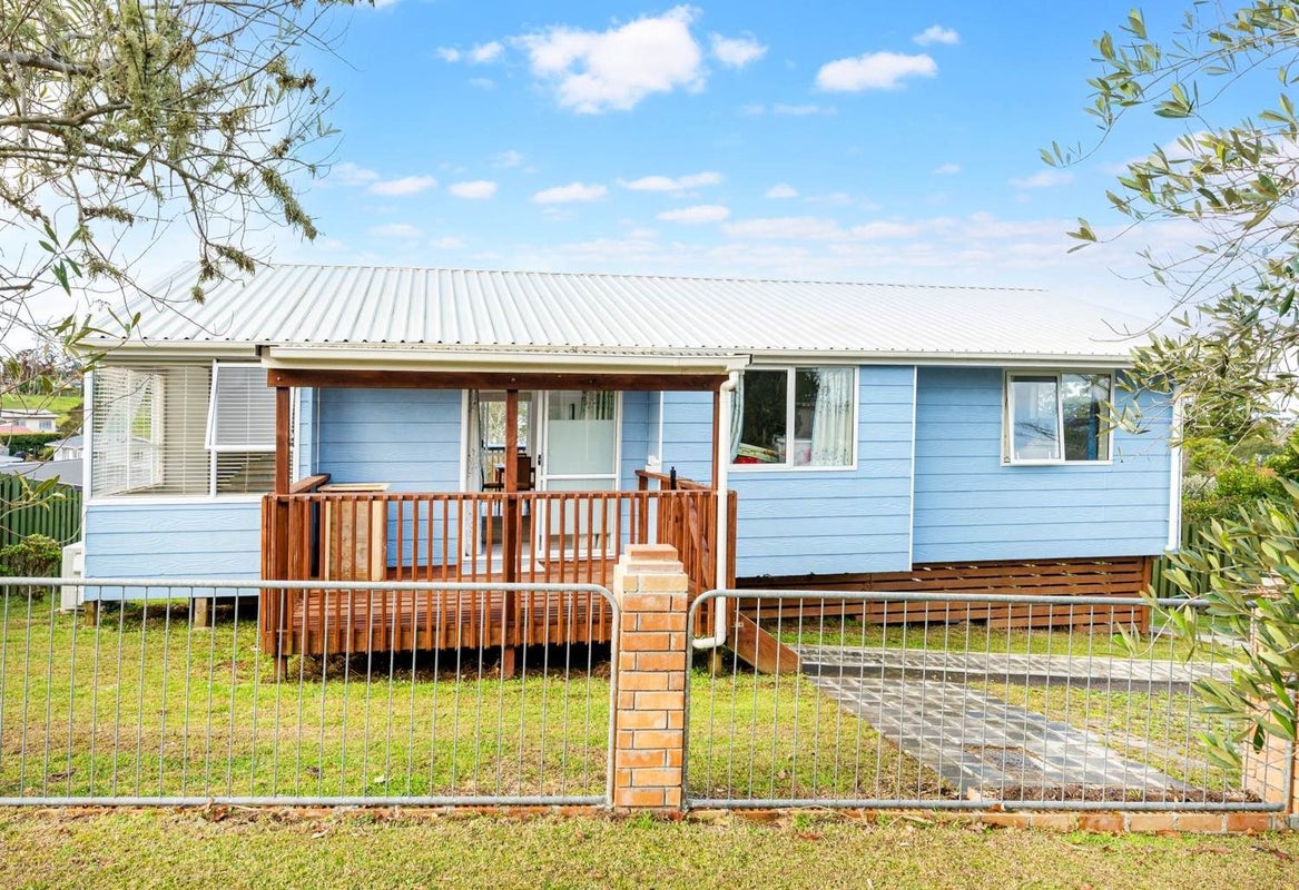 29 Cyril Crescent, West Harbour, Auckland - Carousel 1