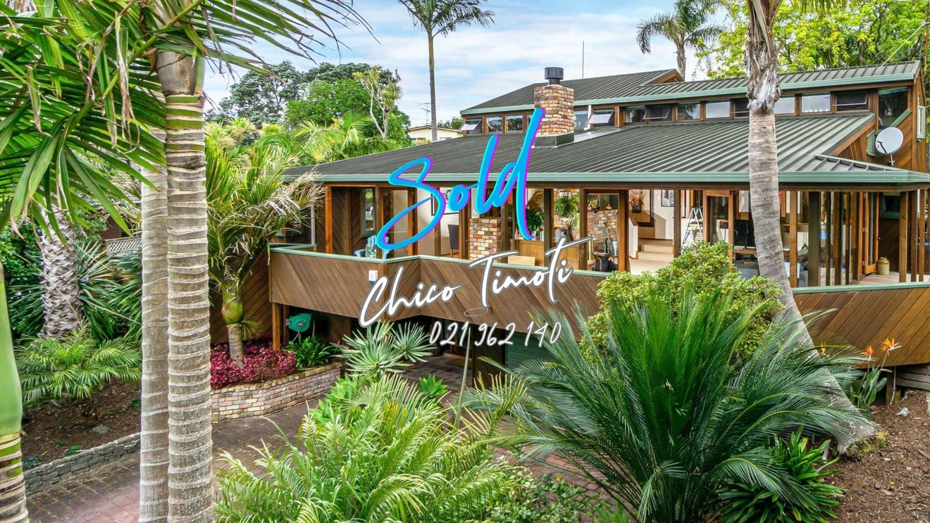 17 Clematis Avenue, Murrays Bay, Auckland - Carousel 1