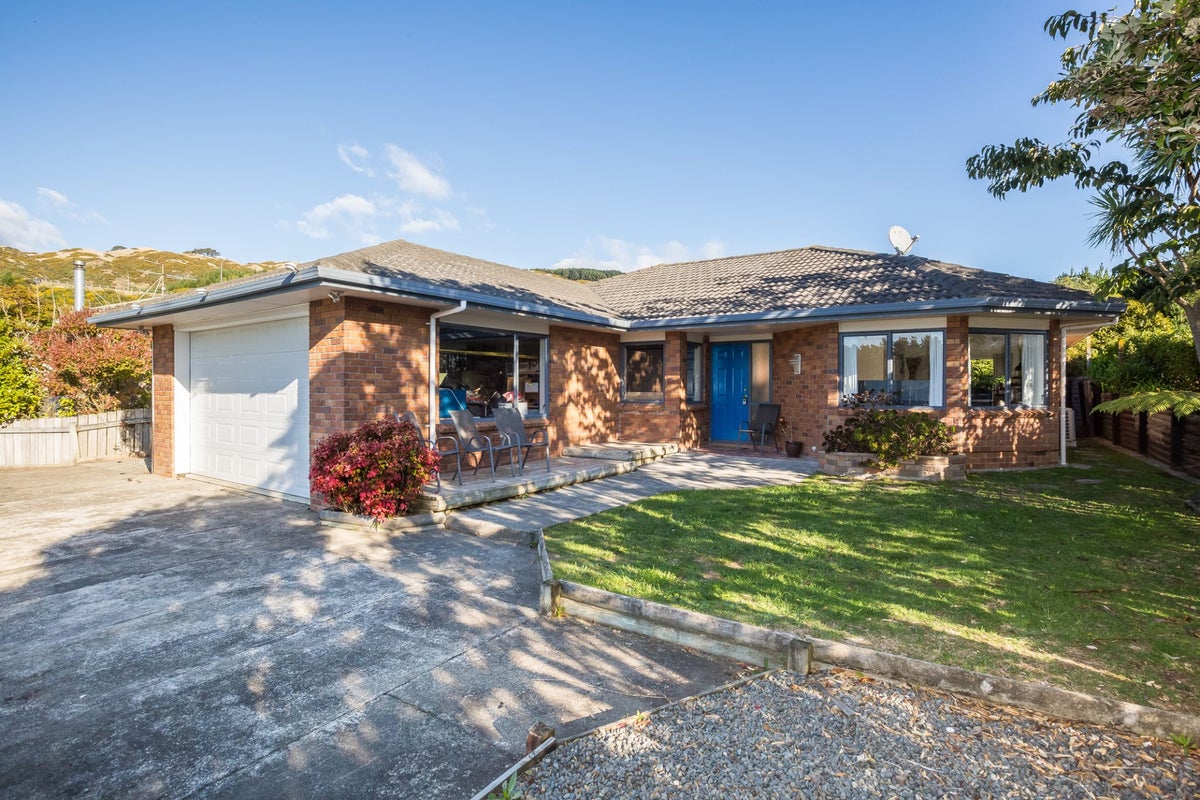 10 Ribbonwood Terrace, Ranui, Porirua - Carousel 1