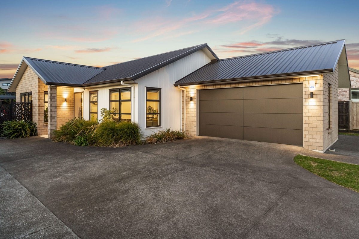 45 Angiangi Crescent, Beachlands, Auckland - Carousel 2