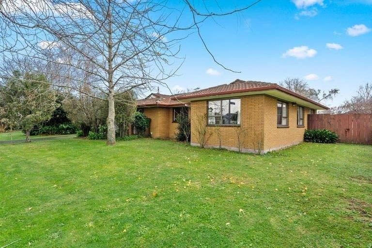 9 Walter Strevens Drive, Conifer Grove, Takanini - Carousel 1