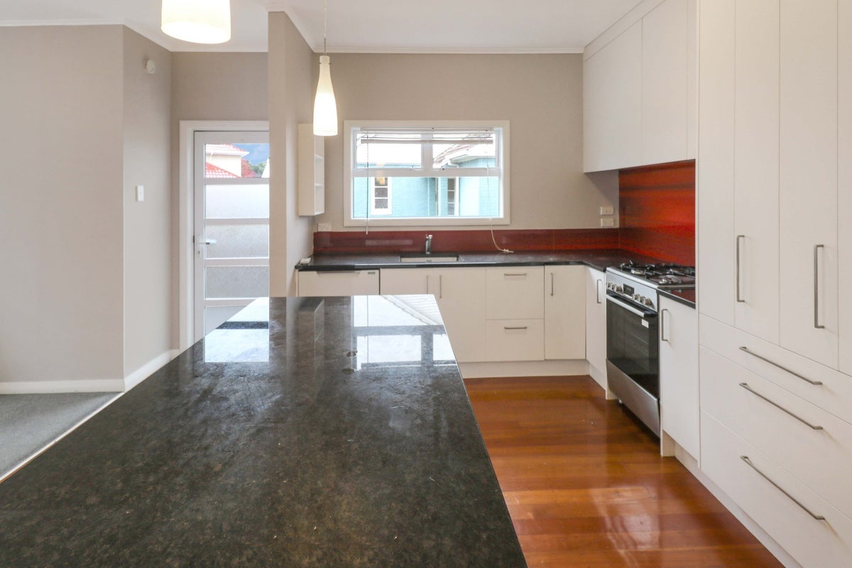 1/16 Cressy ST, Waterloo, Lower Hutt - Carousel 1