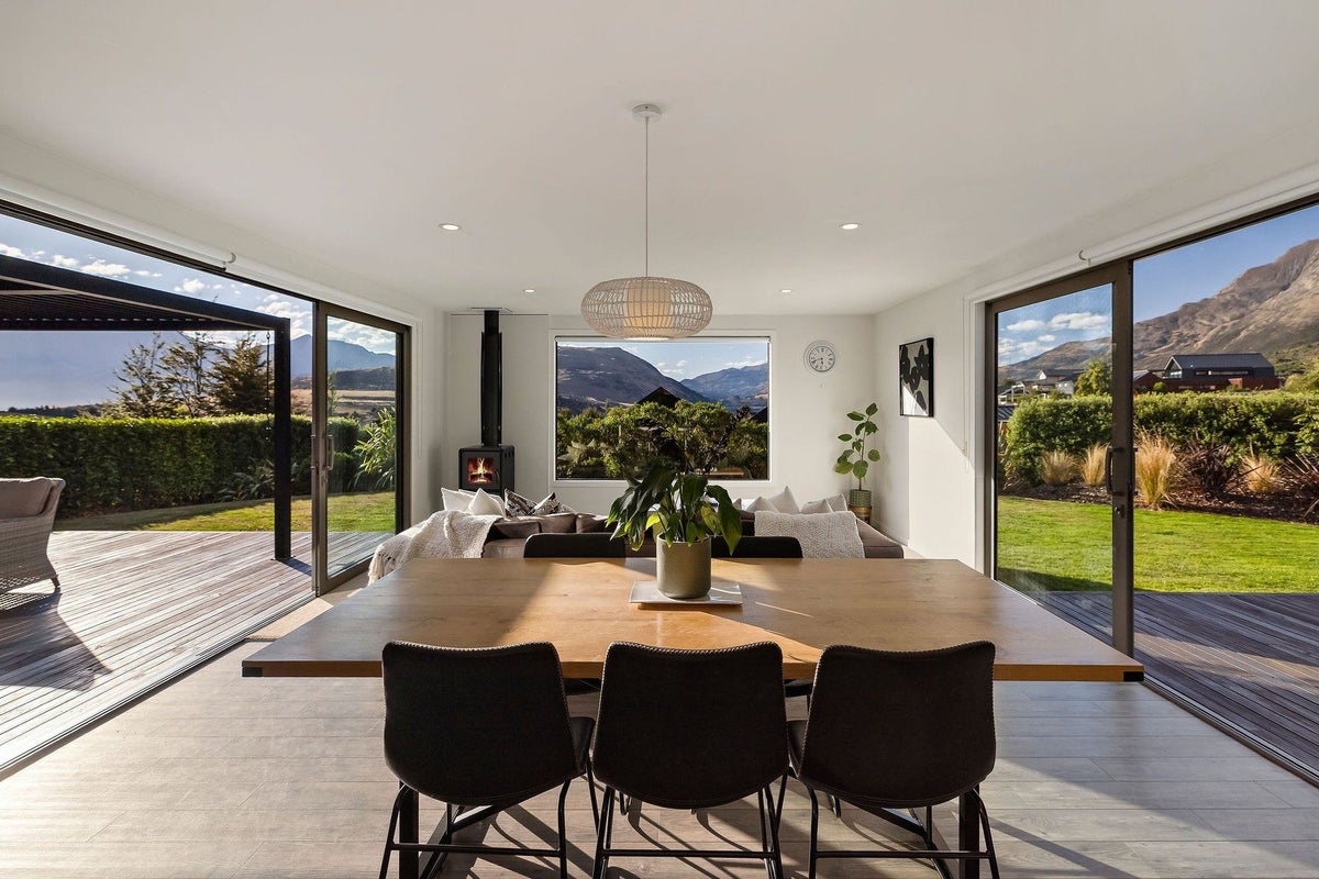 3 Caithness Court, Jacks Point, Queenstown - Carousel 1