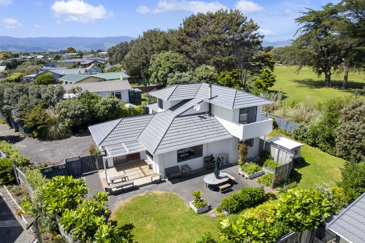 9 Caughley Place, Otaki Beach, Otaki - Carousel 1