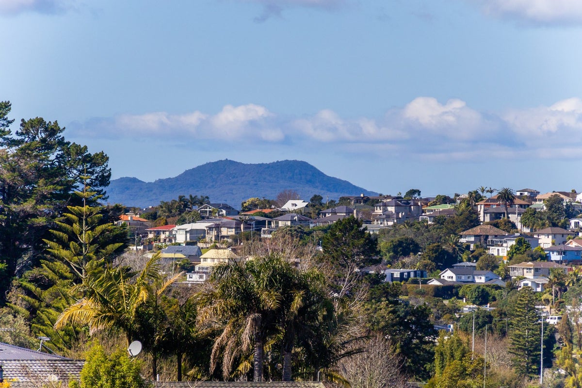 1/4 Newstead Avenue, Browns Bay, Auckland - Carousel 2