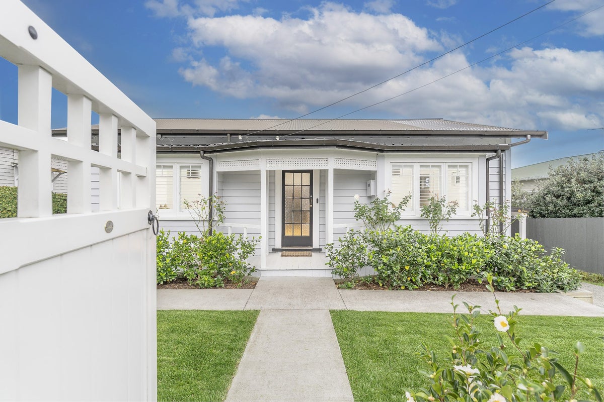 83 Fowlds Avenue, Sandringham, Auckland - Carousel 2