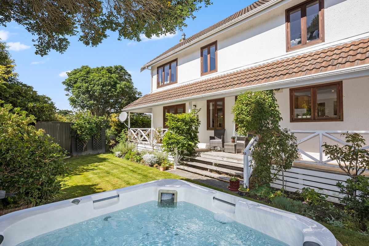 28 Observatory Close, Whitby, Porirua - Carousel 2