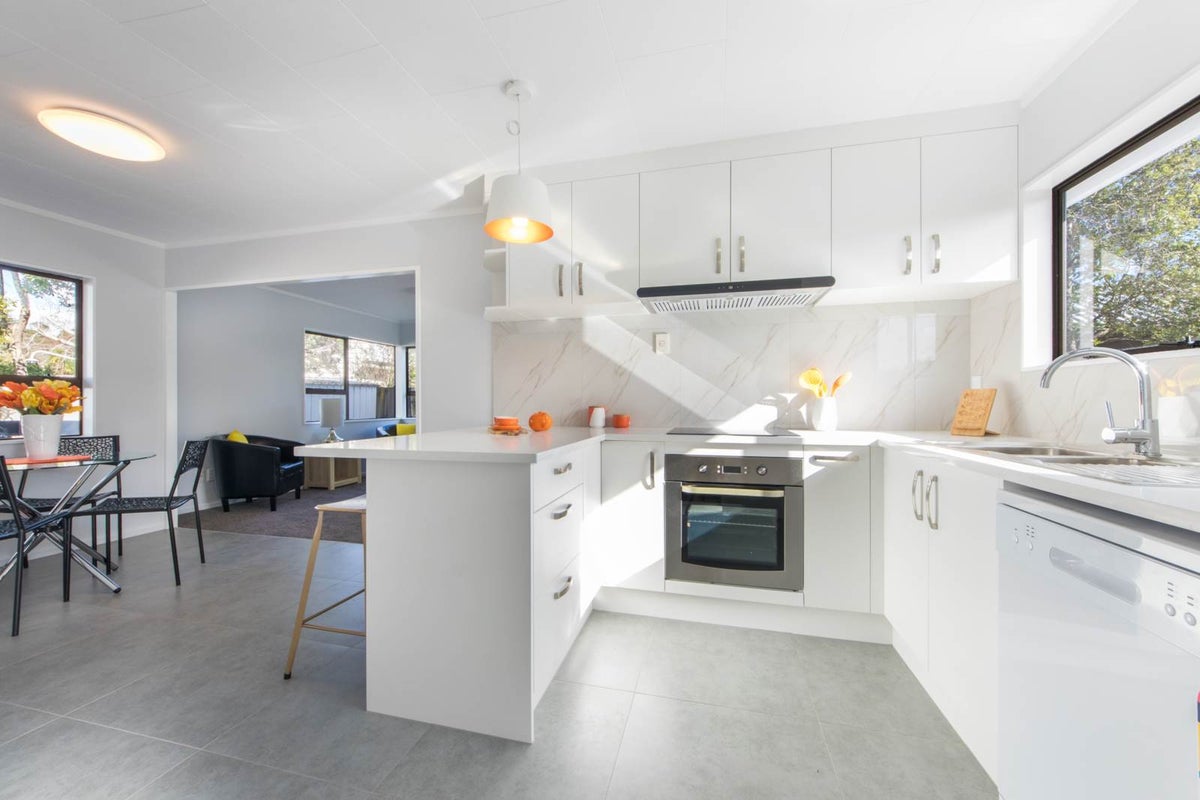 16 Meadowvale Rise, Titirangi, Auckland - Carousel 2