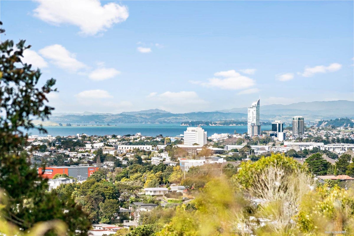 1/1A Girrahween Drive, Totara Vale, Auckland - Carousel 17