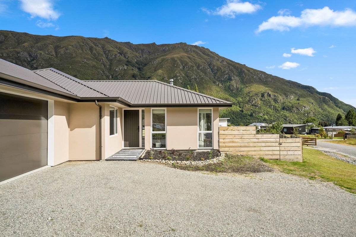8 Lakefield Close, Kingston - Carousel 1