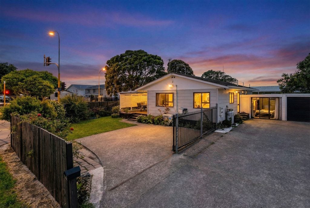 1/2 Burundi Avenue, Clendon Park, Auckland - Carousel 1