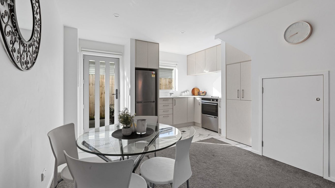 4/8 Yeovil Road, Te Atatu Peninsula, Auckland - Carousel 1