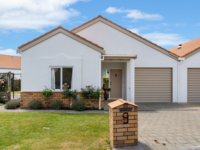 9 Lakeside Villas, WHITBY, PORIRUA - Carousel 1