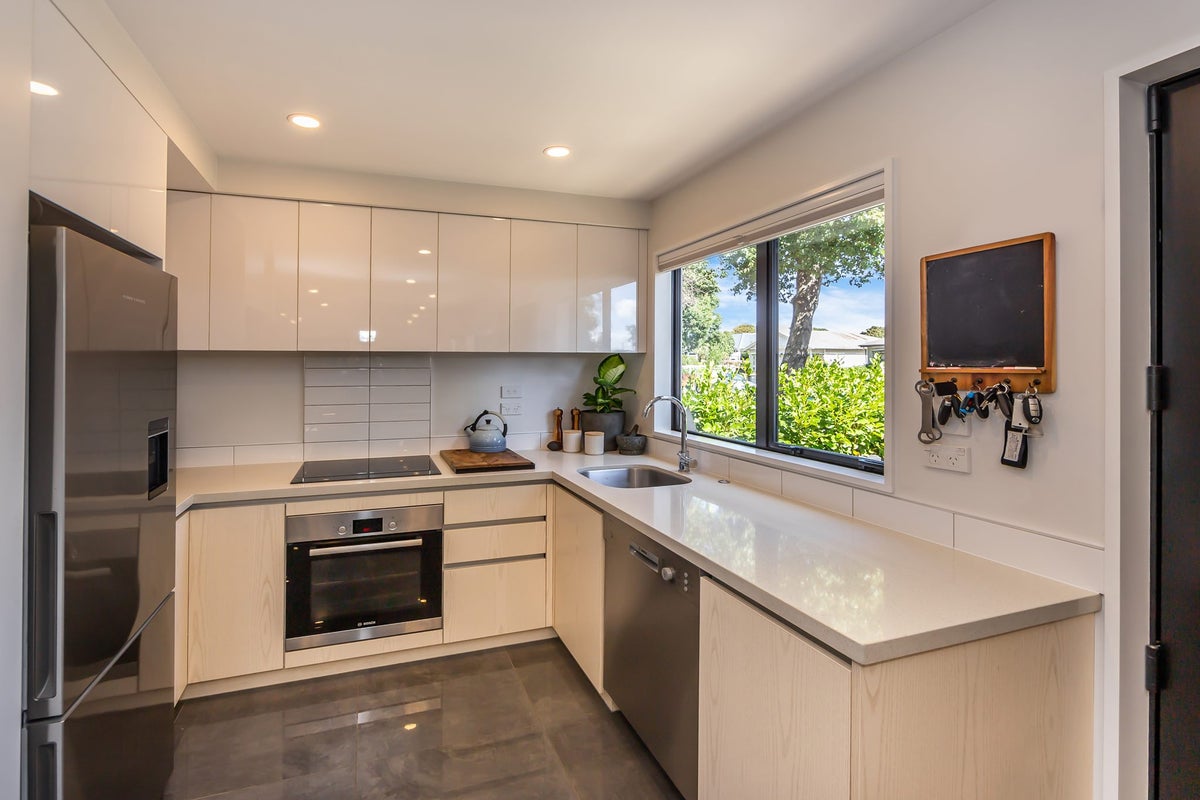 8A Defoe Place, Waltham, Christchurch - Carousel 2