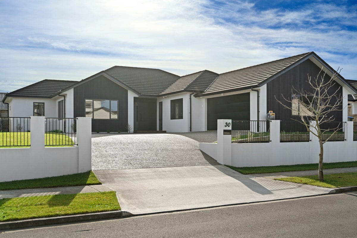 30 The Meadows Drive, Flagstaff, Hamilton - Carousel 1