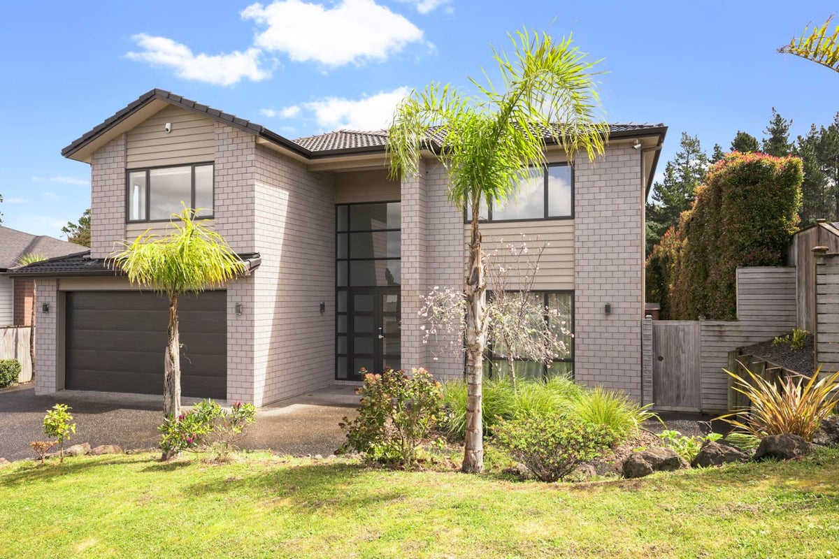 42 Harrowglen Drive, Northcross, Auckland - Carousel 2