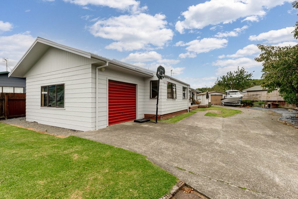 11 Spackman Crescent, Paraparaumu - Carousel 1