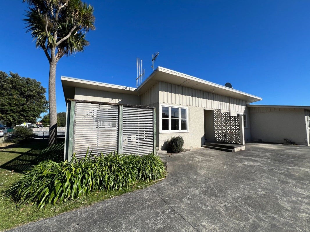 135 College Street , Awapuni, Palmerston North - Carousel 1