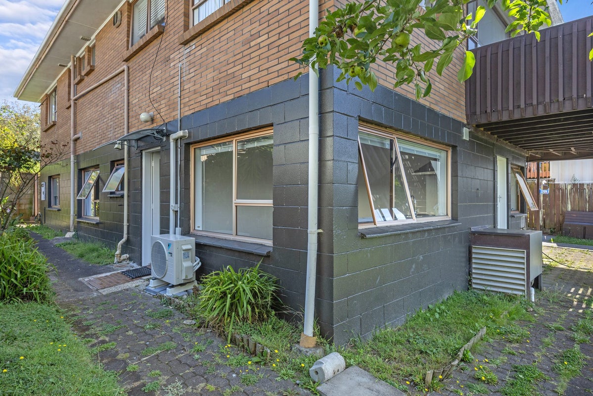 24 Dallas Place, New Windsor, Auckland - Carousel 1