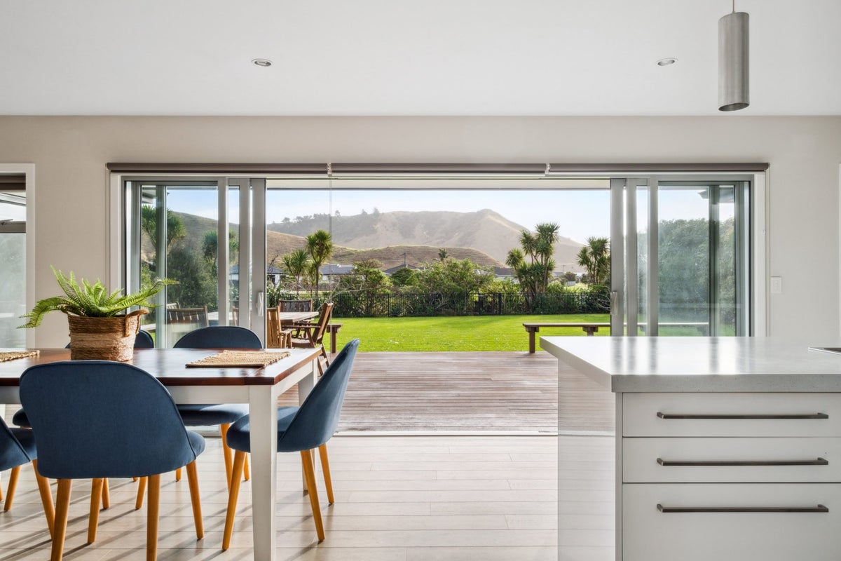 4 Ferris Crescent, Wainui, Gisborne - Carousel 1