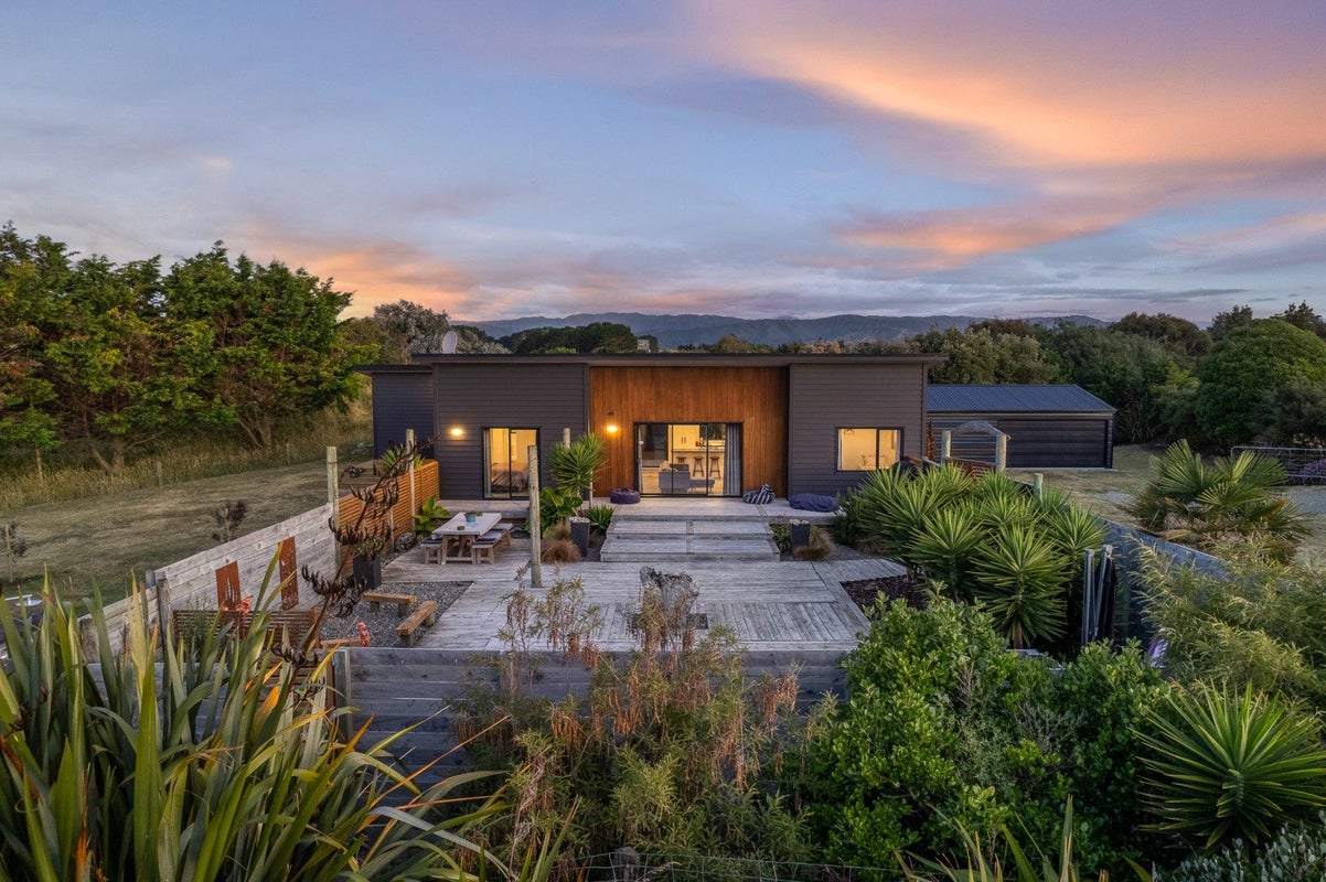 7 Strathnaver Drive, Waikawa Beach, Manakau - Carousel 1