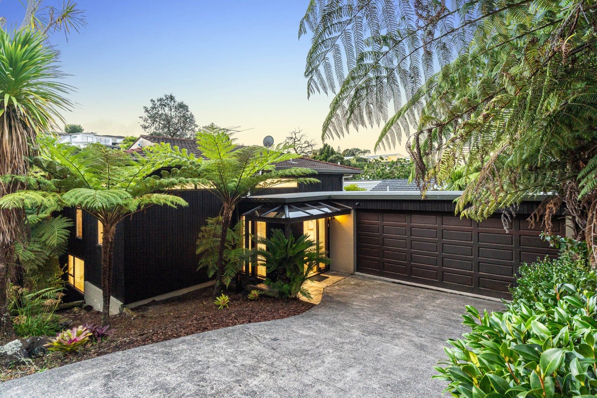 52 Braemar Road, Castor Bay, Auckland - Carousel 1