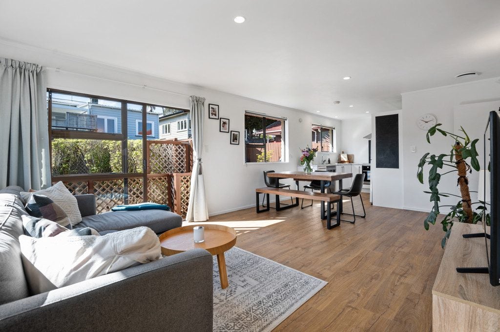 2/28 Parau Street, Three Kings, Auckland - Carousel 2
