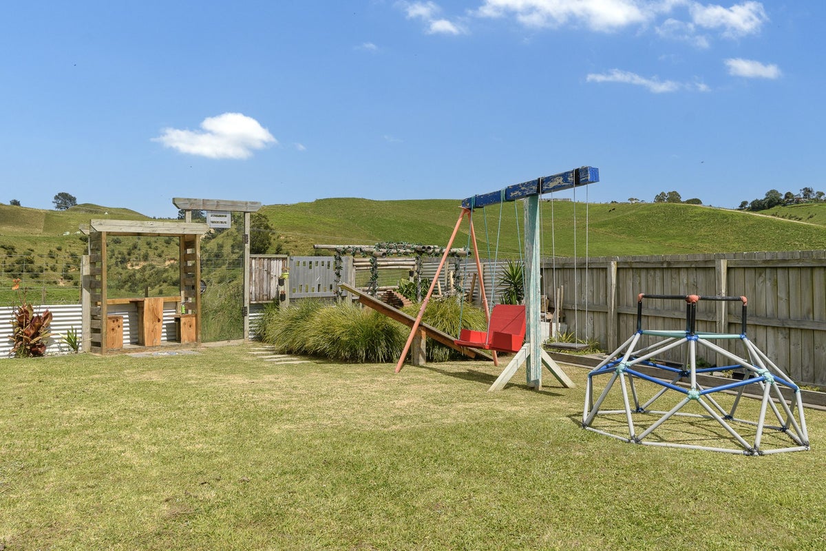 208 Ballintoy Park Drive, Welcome Bay, Tauranga - Carousel 13