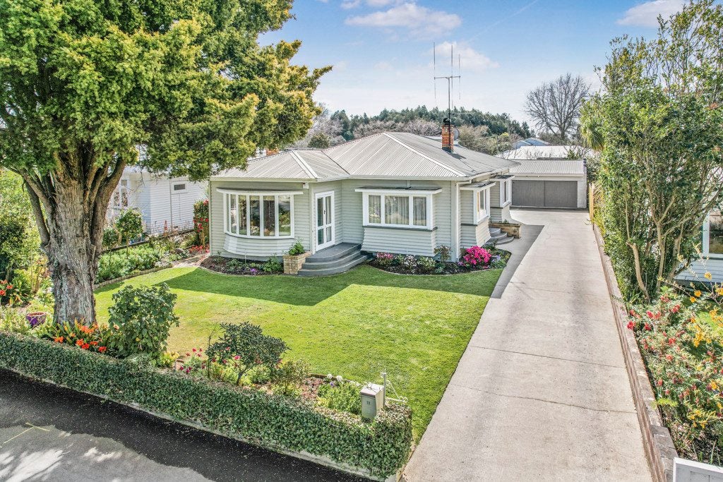 11 Gillies Avenue, Claudelands, Hamilton - Carousel 1