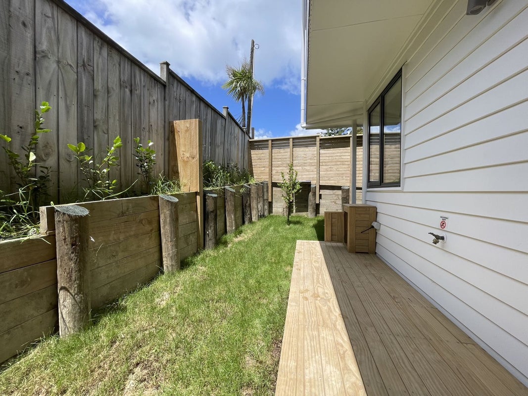 1/11 Oteha Valley Road, Northcross, Auckland - Carousel 17